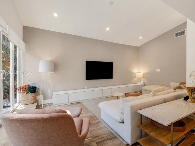 Продажа дома по адресу 7630 NE 8th Ave - фото 7521561