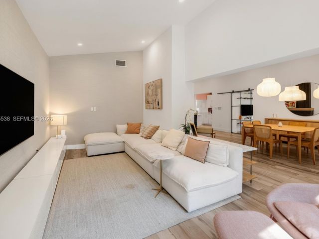 Продажа дома по адресу 7630 NE 8th Ave - фото 7521562