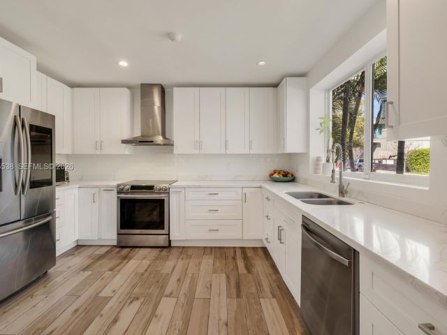 Продажа дома по адресу 7630 NE 8th Ave - фото 7521563