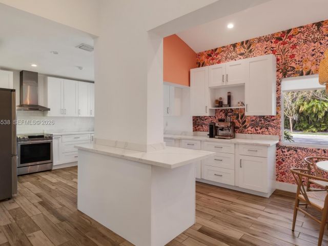 Продажа дома по адресу 7630 NE 8th Ave - фото 7521564