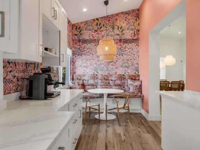 Продажа дома по адресу 7630 NE 8th Ave - фото 7521565