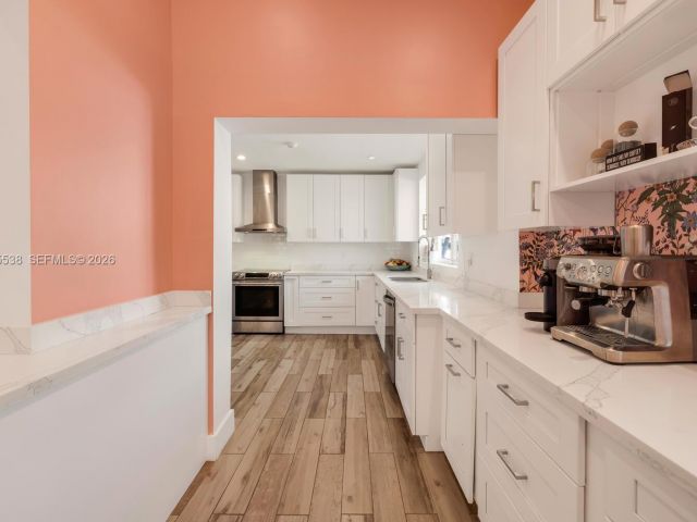 Продажа дома по адресу 7630 NE 8th Ave - фото 7521567