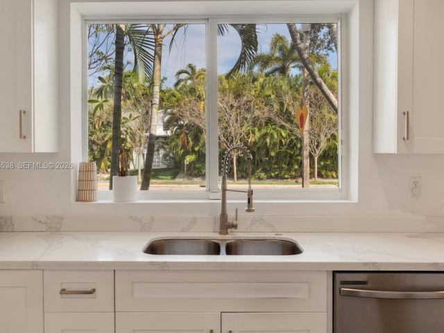 Продажа дома по адресу 7630 NE 8th Ave - фото 7521568