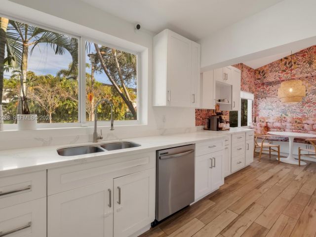 Продажа дома по адресу 7630 NE 8th Ave - фото 7521569