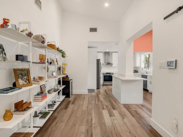 Продажа дома по адресу 7630 NE 8th Ave - фото 7521570