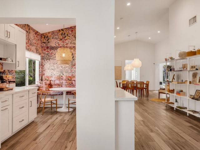 Продажа дома по адресу 7630 NE 8th Ave - фото 7521571