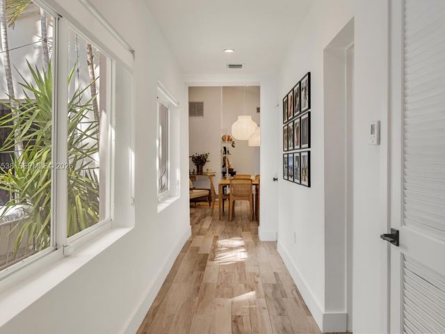 Продажа дома по адресу 7630 NE 8th Ave - фото 7521572