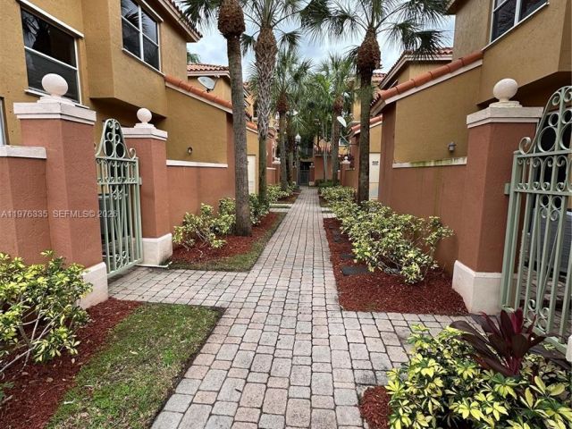 Дом в аренду по адресу 745 SW 107th Ave - фото 7455672