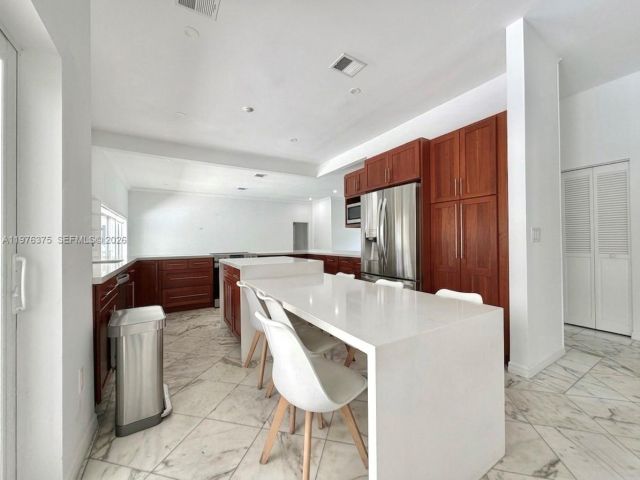 Дом в аренду по адресу 4934 NW 94th Doral Pl - фото 7533208