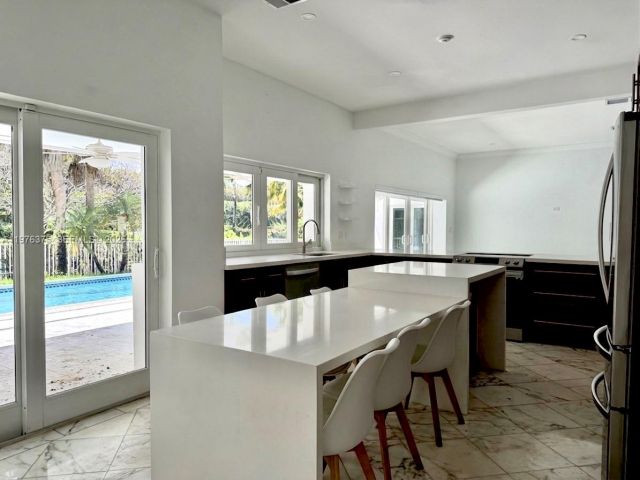 Дом в аренду по адресу 4934 NW 94th Doral Pl - фото 7533210