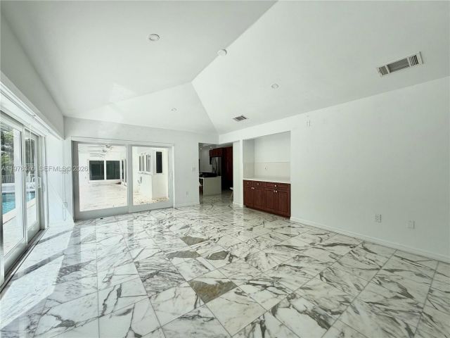 Дом в аренду по адресу 4934 NW 94th Doral Pl - фото 7533212