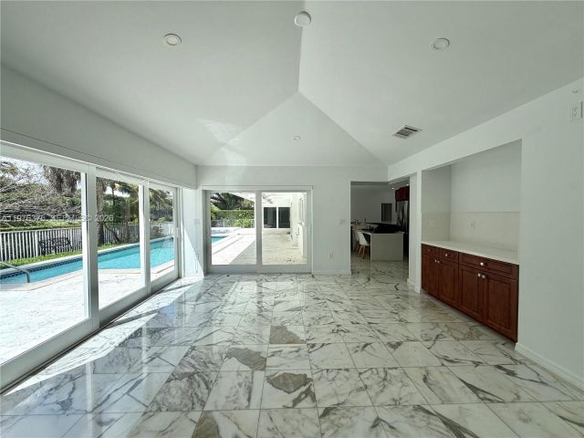 Дом в аренду по адресу 4934 NW 94th Doral Pl - фото 7533214