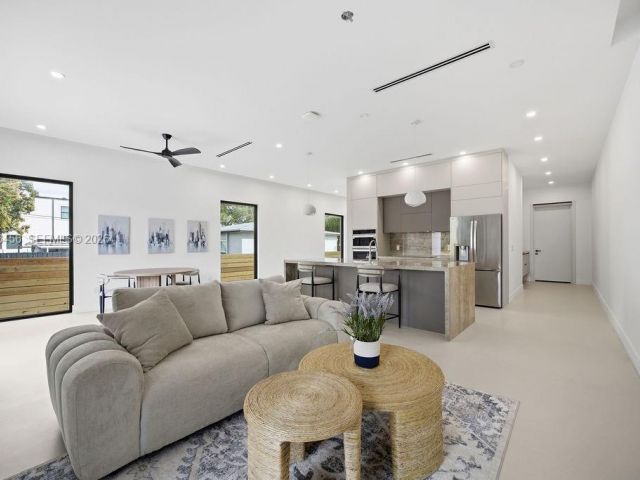 Продажа дома по адресу 1321 NE 13th Ave - фото 7482388