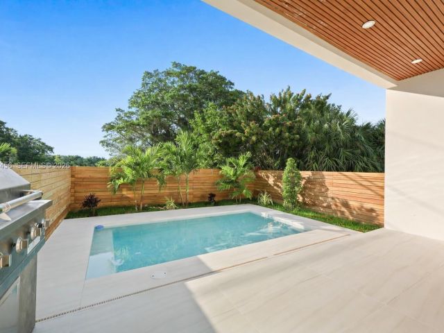 Продажа дома по адресу 1321 NE 13th Ave - фото 7482389