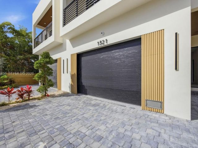 Продажа дома по адресу 1321 NE 13th Ave - фото 7482390