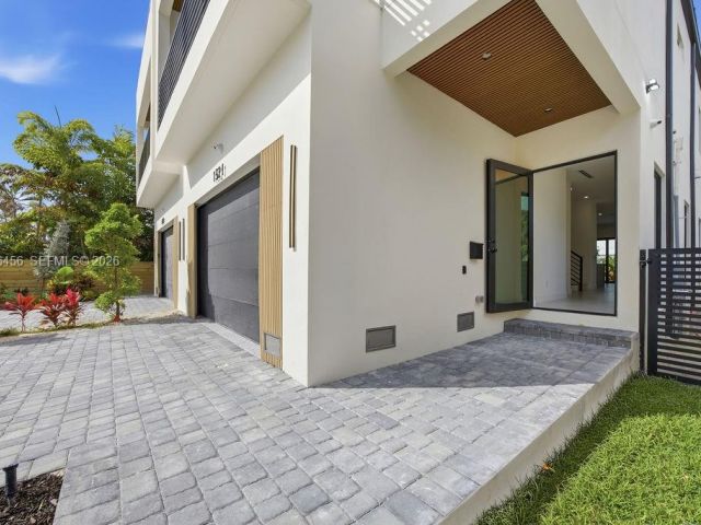 Продажа дома по адресу 1321 NE 13th Ave - фото 7482391