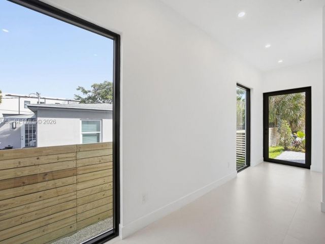 Продажа дома по адресу 1321 NE 13th Ave - фото 7482393