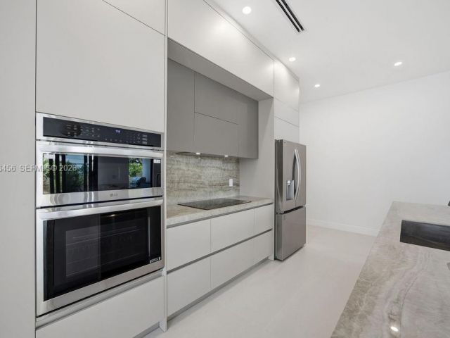 Продажа дома по адресу 1321 NE 13th Ave - фото 7482394