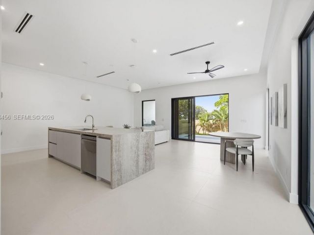 Продажа дома по адресу 1321 NE 13th Ave - фото 7482395