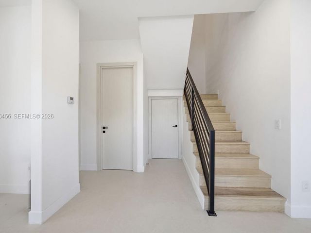 Продажа дома по адресу 1321 NE 13th Ave - фото 7482396