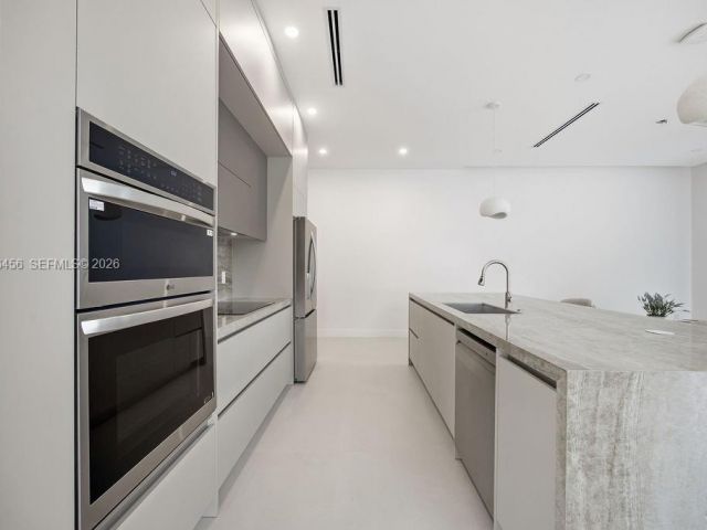 Продажа дома по адресу 1321 NE 13th Ave - фото 7482399