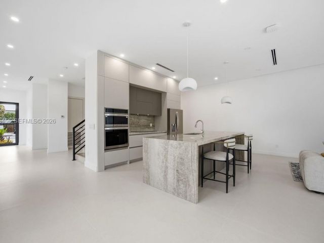 Продажа дома по адресу 1321 NE 13th Ave - фото 7482400