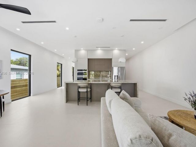 Продажа дома по адресу 1321 NE 13th Ave - фото 7482402