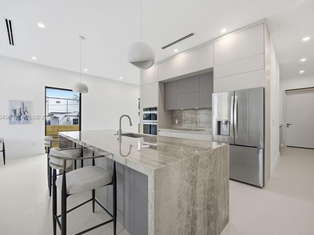 Продажа дома по адресу 1321 NE 13th Ave - фото 7482403