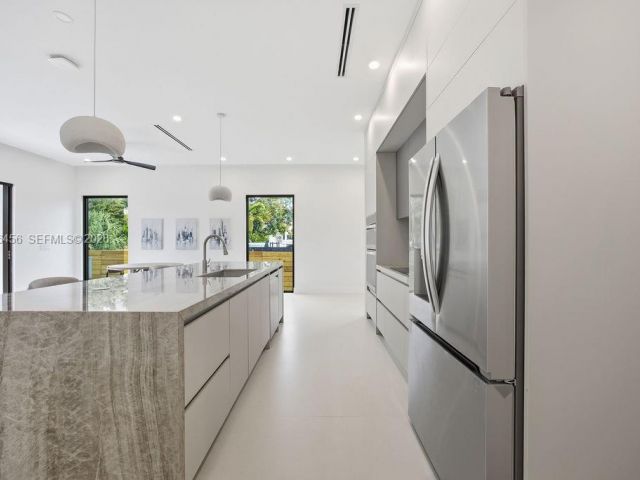 Продажа дома по адресу 1321 NE 13th Ave - фото 7482404