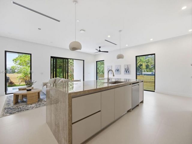 Продажа дома по адресу 1321 NE 13th Ave - фото 7482406