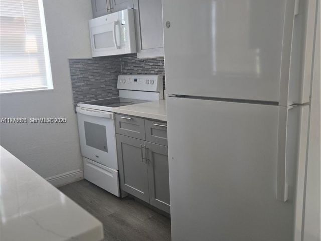 Дом в аренду по адресу 2111 NW 26th Ave 2111 - фото 7483304