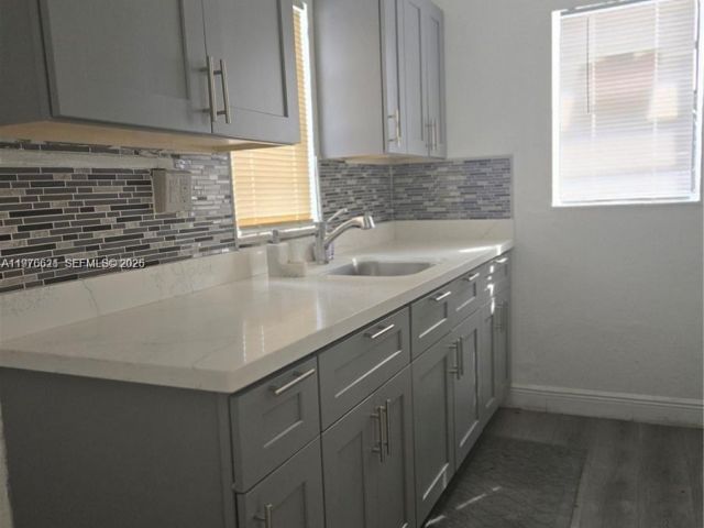 Дом в аренду по адресу 2111 NW 26th Ave 2111 - фото 7483306