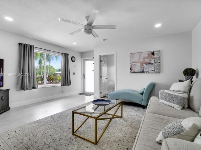 Продажа дома по адресу 617 NW 30th Ct - фото 7451572