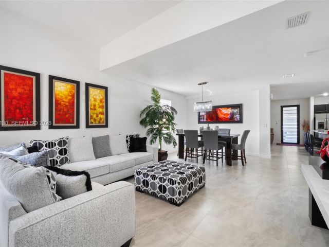 Продажа дома по адресу 160 SE 23rd Ter - фото 7460361