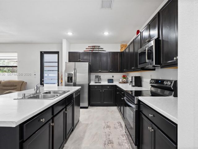 Продажа дома по адресу 160 SE 23rd Ter - фото 7460367