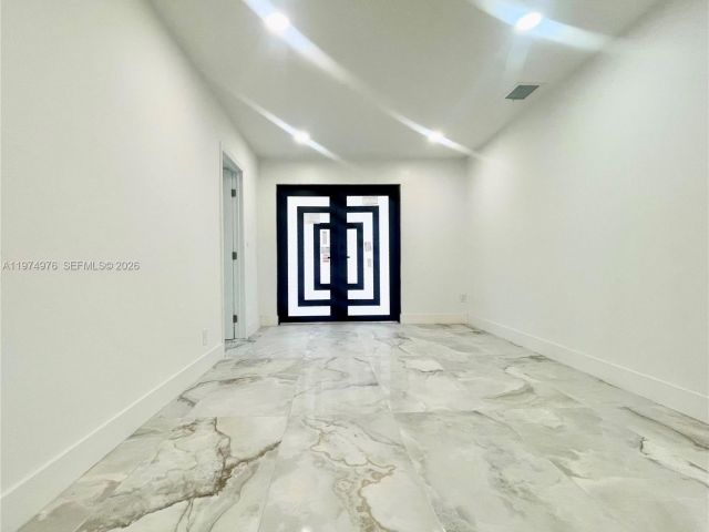 Дом в аренду по адресу 1649 NE 8th Ave - фото 7502723