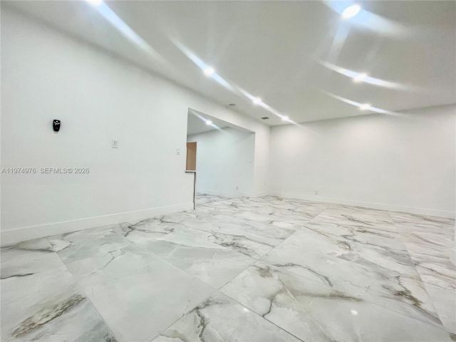 Дом в аренду по адресу 1649 NE 8th Ave - фото 7502724