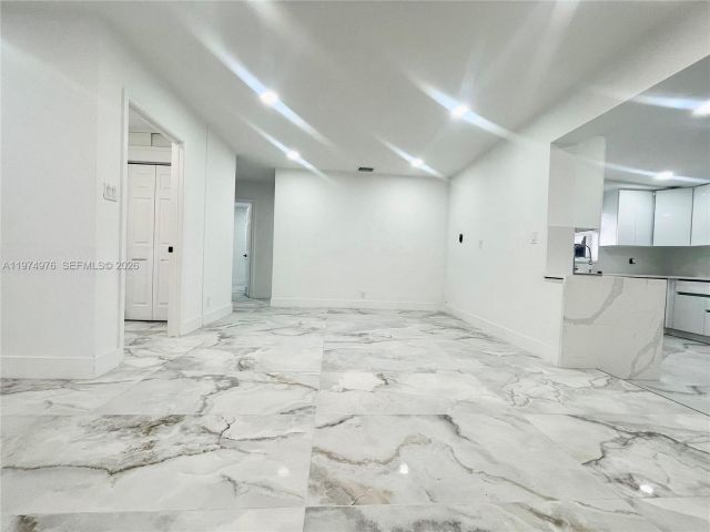 Дом в аренду по адресу 1649 NE 8th Ave - фото 7502725