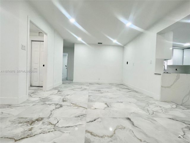 Дом в аренду по адресу 1649 NE 8th Ave - фото 7502726