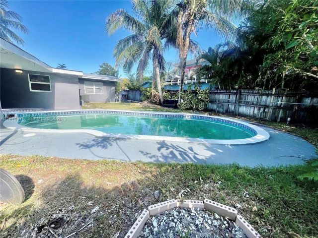 Дом в аренду по адресу 1649 NE 8th Ave - фото 7502727