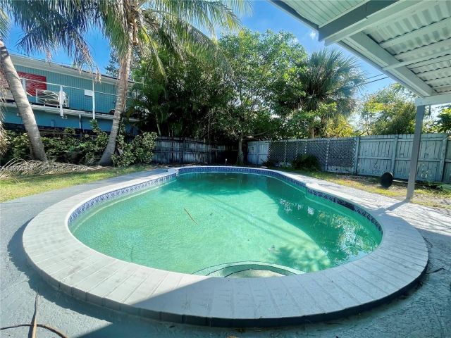 Дом в аренду по адресу 1649 NE 8th Ave - фото 7502728