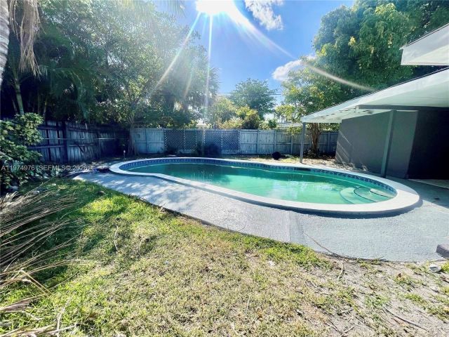 Дом в аренду по адресу 1649 NE 8th Ave - фото 7502729