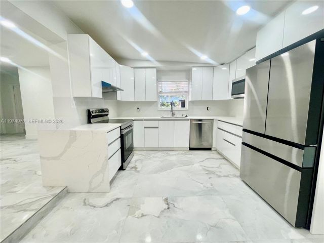 Дом в аренду по адресу 1649 NE 8th Ave - фото 7502730