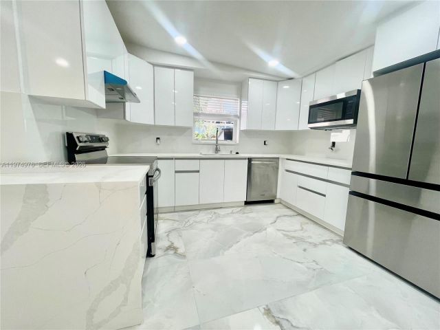 Дом в аренду по адресу 1649 NE 8th Ave - фото 7502731