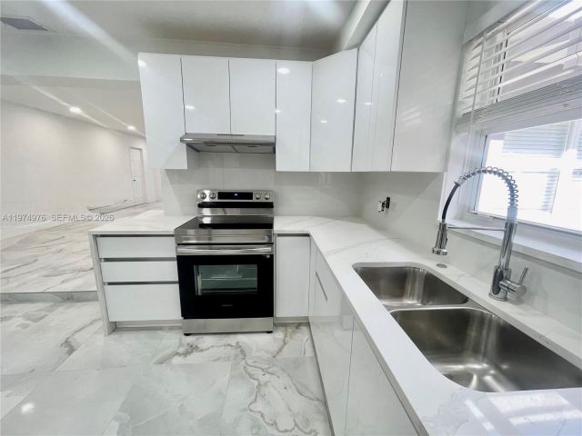 Дом в аренду по адресу 1649 NE 8th Ave - фото 7502733