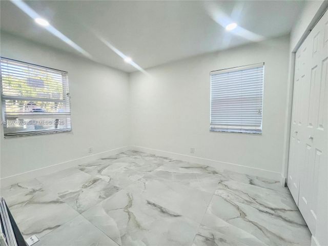 Дом в аренду по адресу 1649 NE 8th Ave - фото 7502735