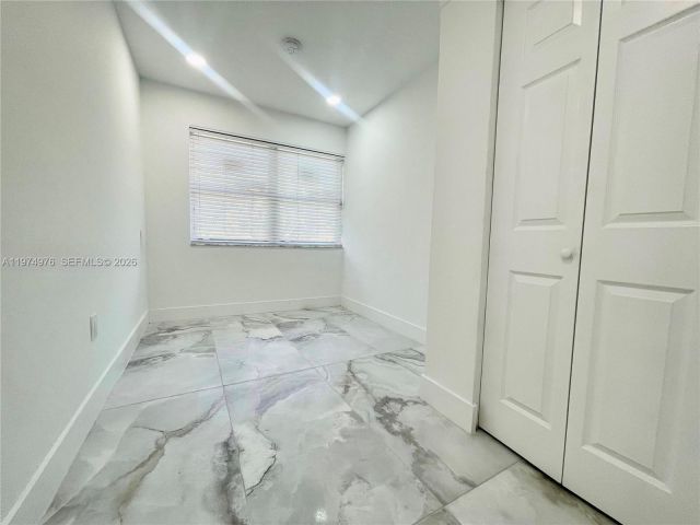 Дом в аренду по адресу 1649 NE 8th Ave - фото 7502737