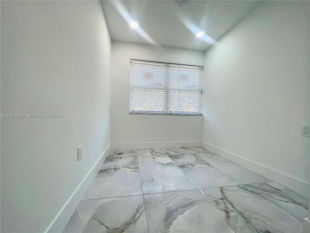 Дом в аренду по адресу 1649 NE 8th Ave - фото 7502738