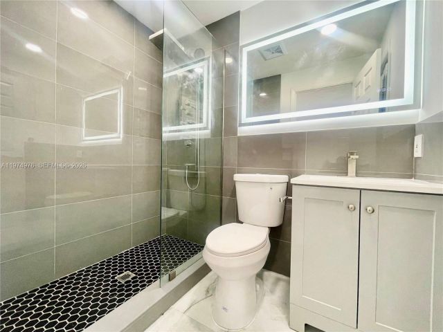 Дом в аренду по адресу 1649 NE 8th Ave - фото 7502741