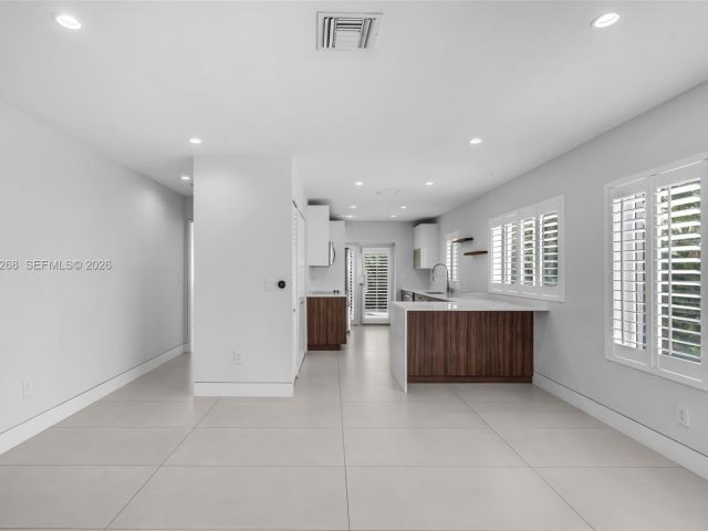 Продажа дома по адресу 1632 SW 12th St - фото 7509009